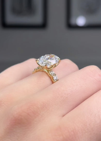 Petal Setting with Oval Cut and Pave Diamond